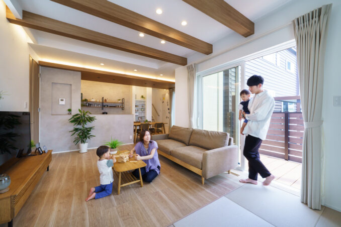 広がるLDKとランドリールームのある、ゆとりと機能性を併せて持つ家。